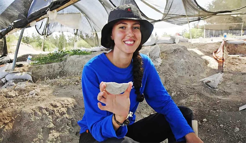 Segundo analise a peca encontrada em Israel e um pedaco de moldura de ceramica que sustentava uma placa espelhada ha cerca de 15 mil anos