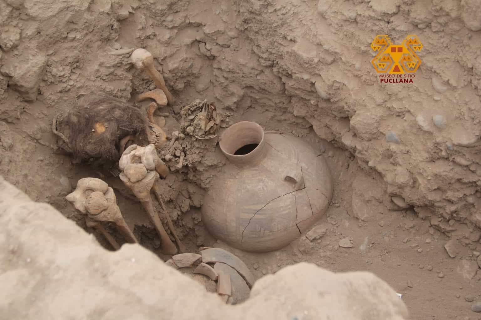 A múmia foi encontrada com outros artefatos arqueológicos como tecidos e vasos de cerâmica em meio à cidade