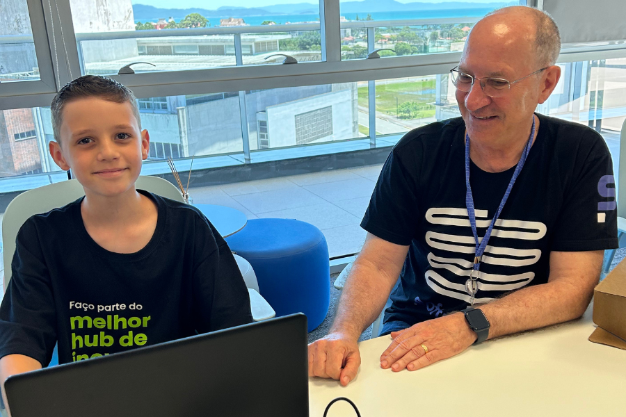 Jovem talento vencedor de projeto de formacao tecnologica e presenteado com um notebook