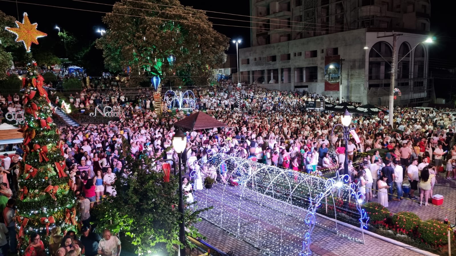 Show da virada reúne grande público em Treze Tílias espetáculo de fogos no céu do Tirol Brasileiro 10 2191d6ab-1cb7-4b13-a057-616b357440ce