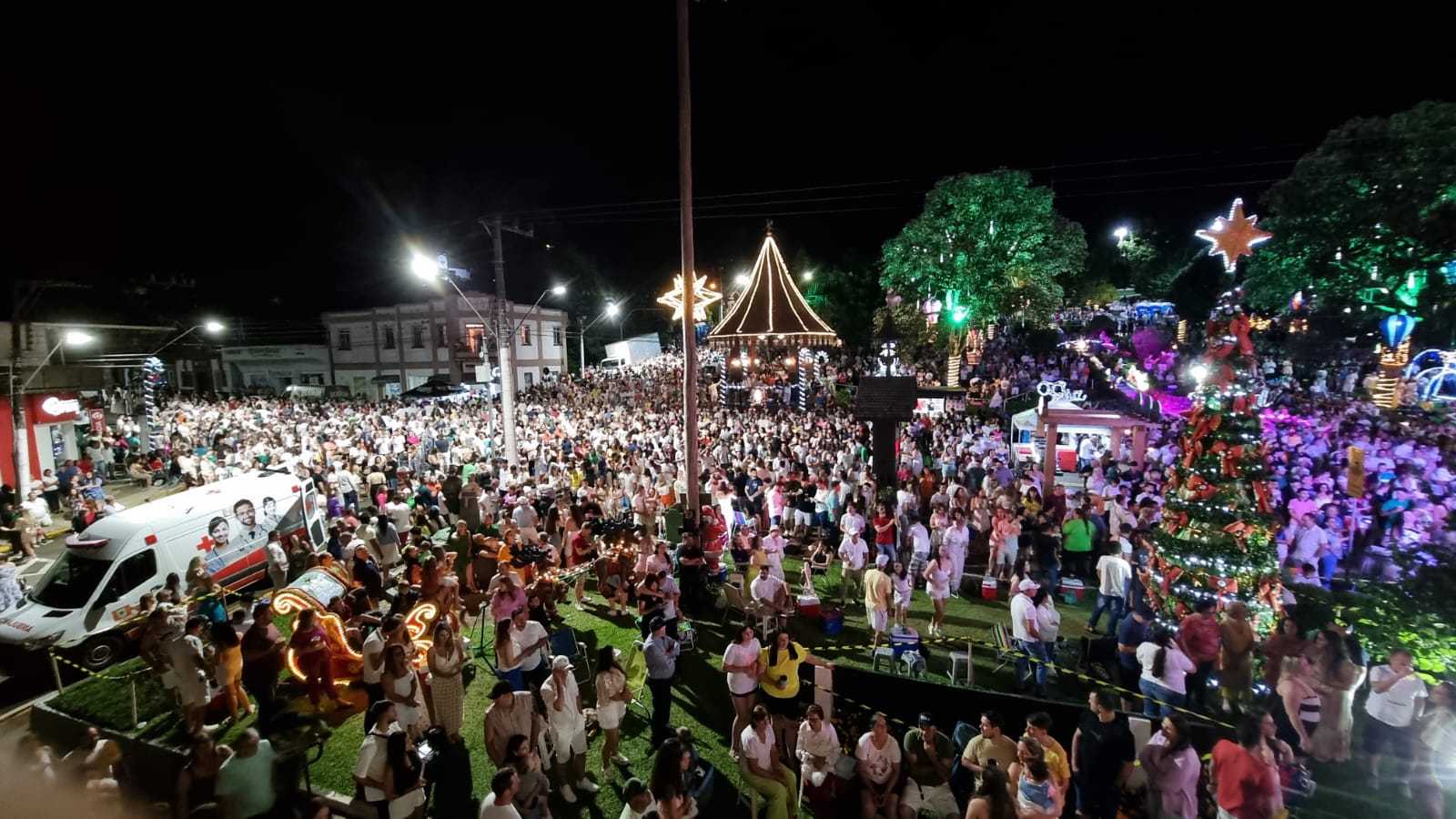 Show da virada reúne grande público em Treze Tílias espetáculo de fogos no céu do Tirol Brasileiro 9 74a108b3-1801-42db-aab3-63063f319787