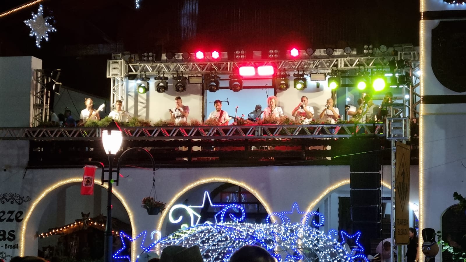 Show da virada reúne grande público em Treze Tílias espetáculo de fogos no céu do Tirol Brasileiro 6 76310644-db0a-4cba-bd54-26b13700d876