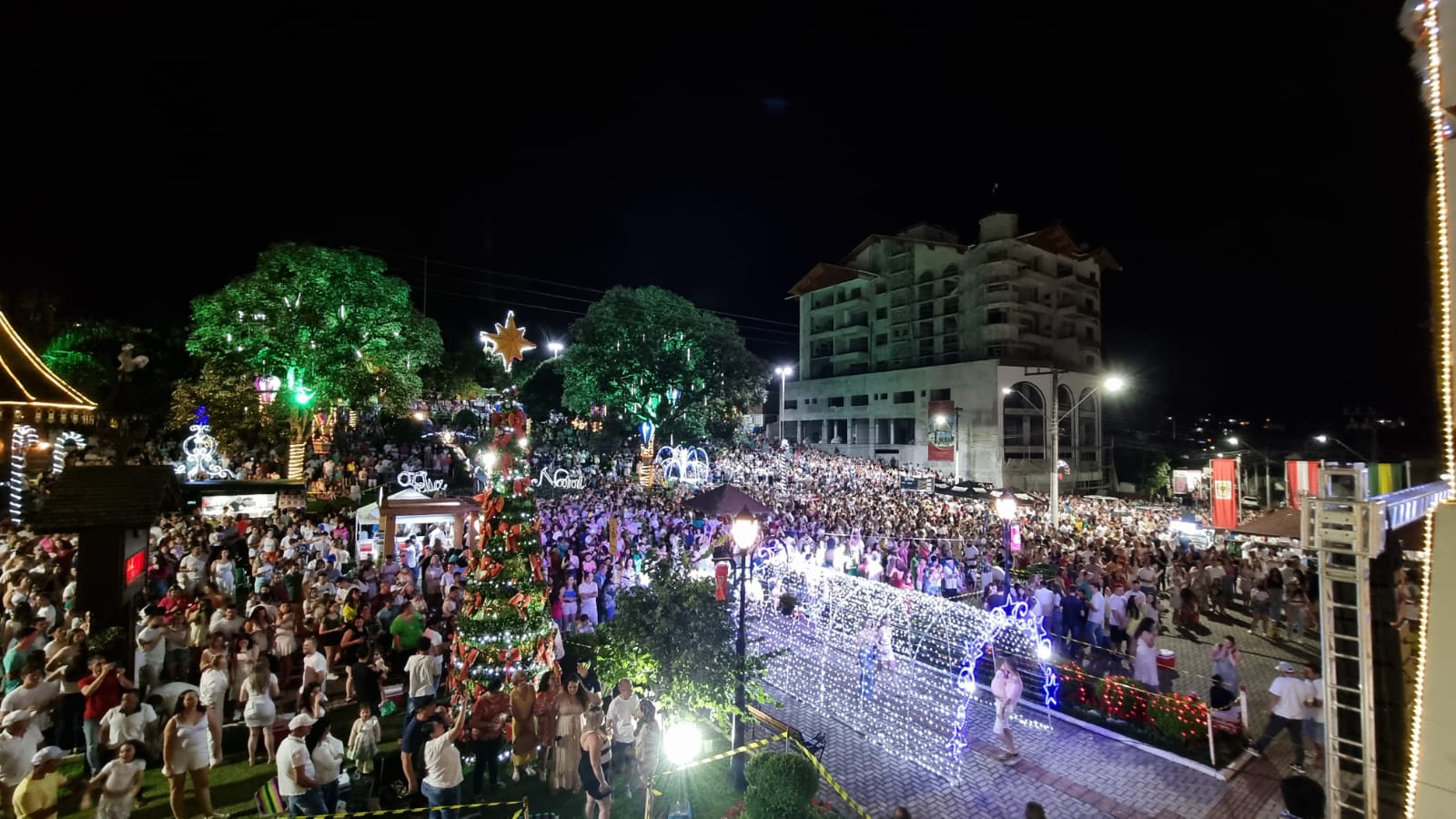Show da virada reúne grande público em Treze Tílias espetáculo de fogos no céu do Tirol Brasileiro 8 7de8348b-f87c-4002-9357-180096c01b2b