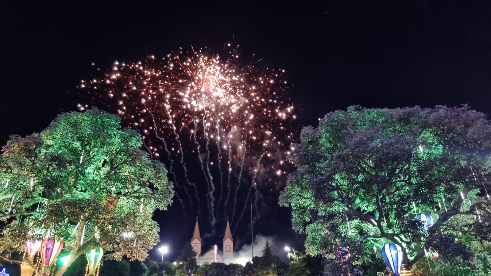 Show da virada reúne grande público em Treze Tílias espetáculo de fogos no céu do Tirol Brasileiro 5 ee8059f7-01d4-4f7e-9208-4b4ac148bd0e