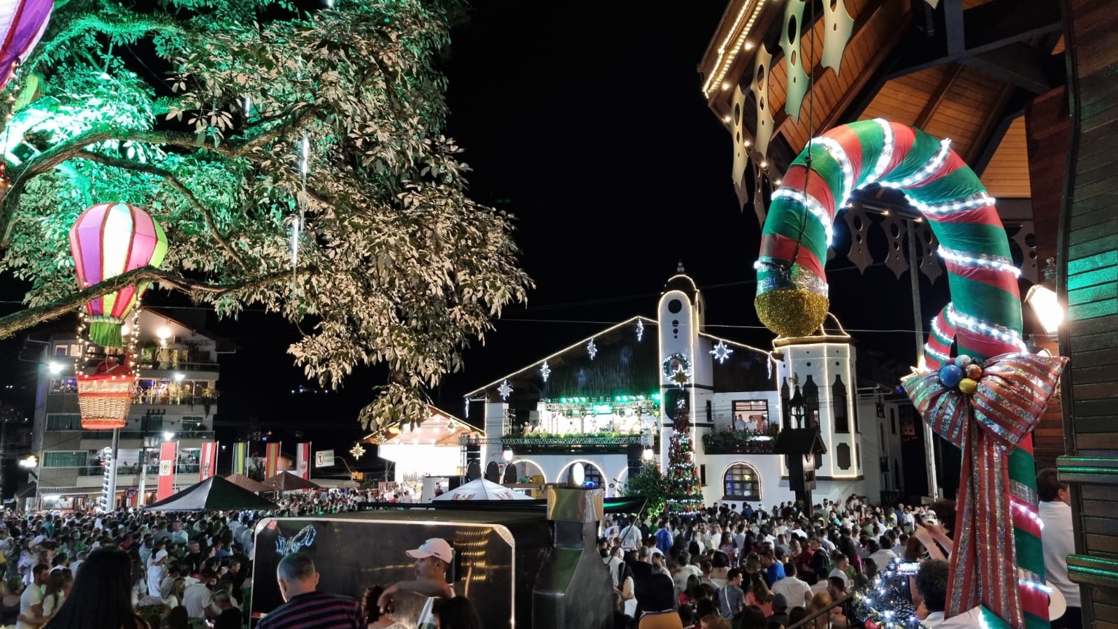 Show da virada reúne grande público em Treze Tílias espetáculo de fogos no céu do Tirol Brasileiro 11 fe391ccc-f46d-4749-8038-087bfa954ec0
