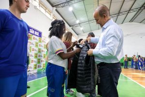 Governo do Estado entrega novos uniformes para alunos do ensino médio do Meio-Oeste