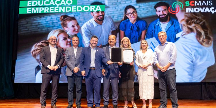Governador apresenta balanço de um ano do SC Mais Inovação e reconhece mais de 200 municípios inovadores 1 SC Mais Inovacao
