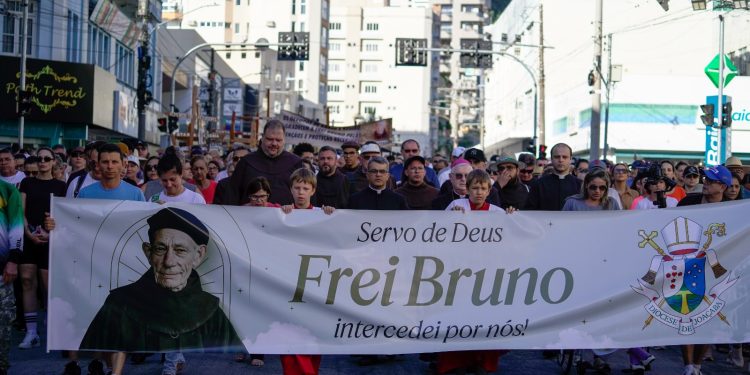 Milhares de pessoas participam da XXXVIª Edição da Caminhada Penitencial a Frei Bruno realizada em Joaçaba neste domingo (01) 1 FreiBruno
