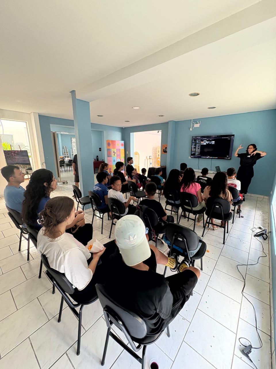 Crianças do Serviço de Convivência visitam exposição “Cinema Mulher” na Casa da Cultura 6 casacult1