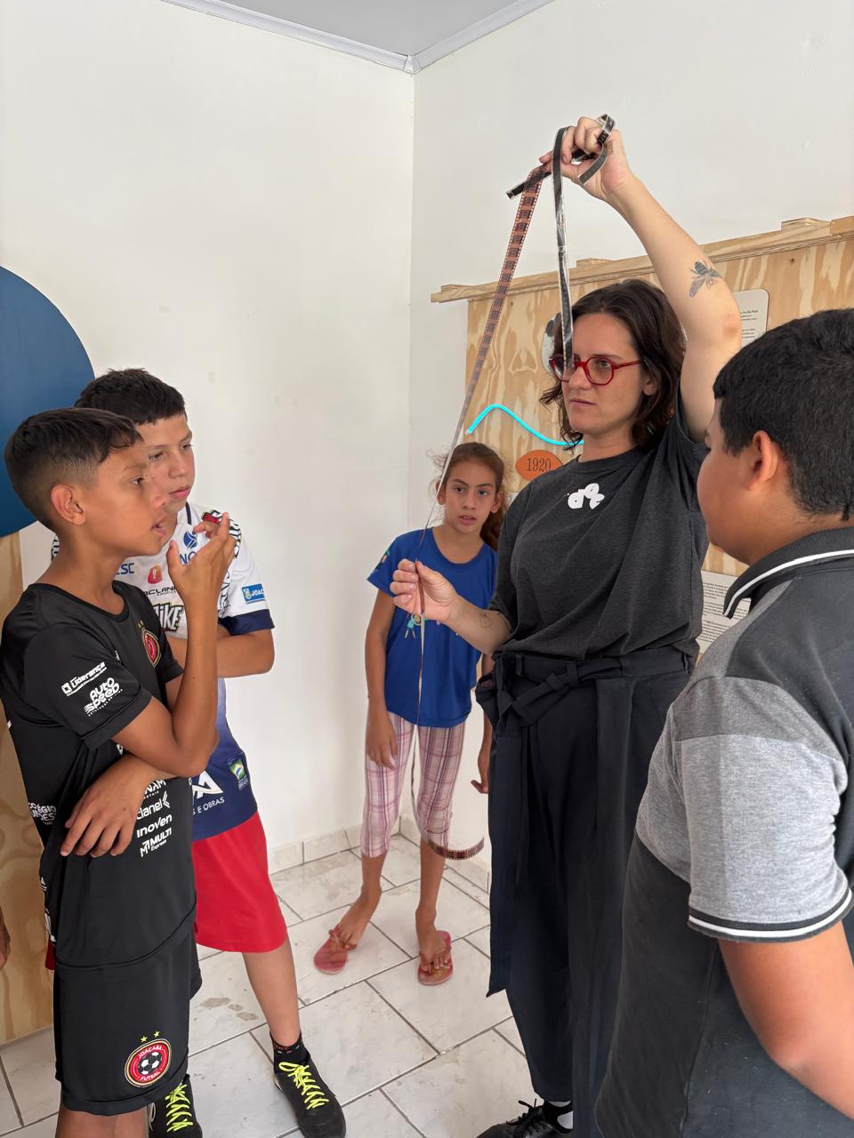 Crianças do Serviço de Convivência visitam exposição “Cinema Mulher” na Casa da Cultura 8 casacult3