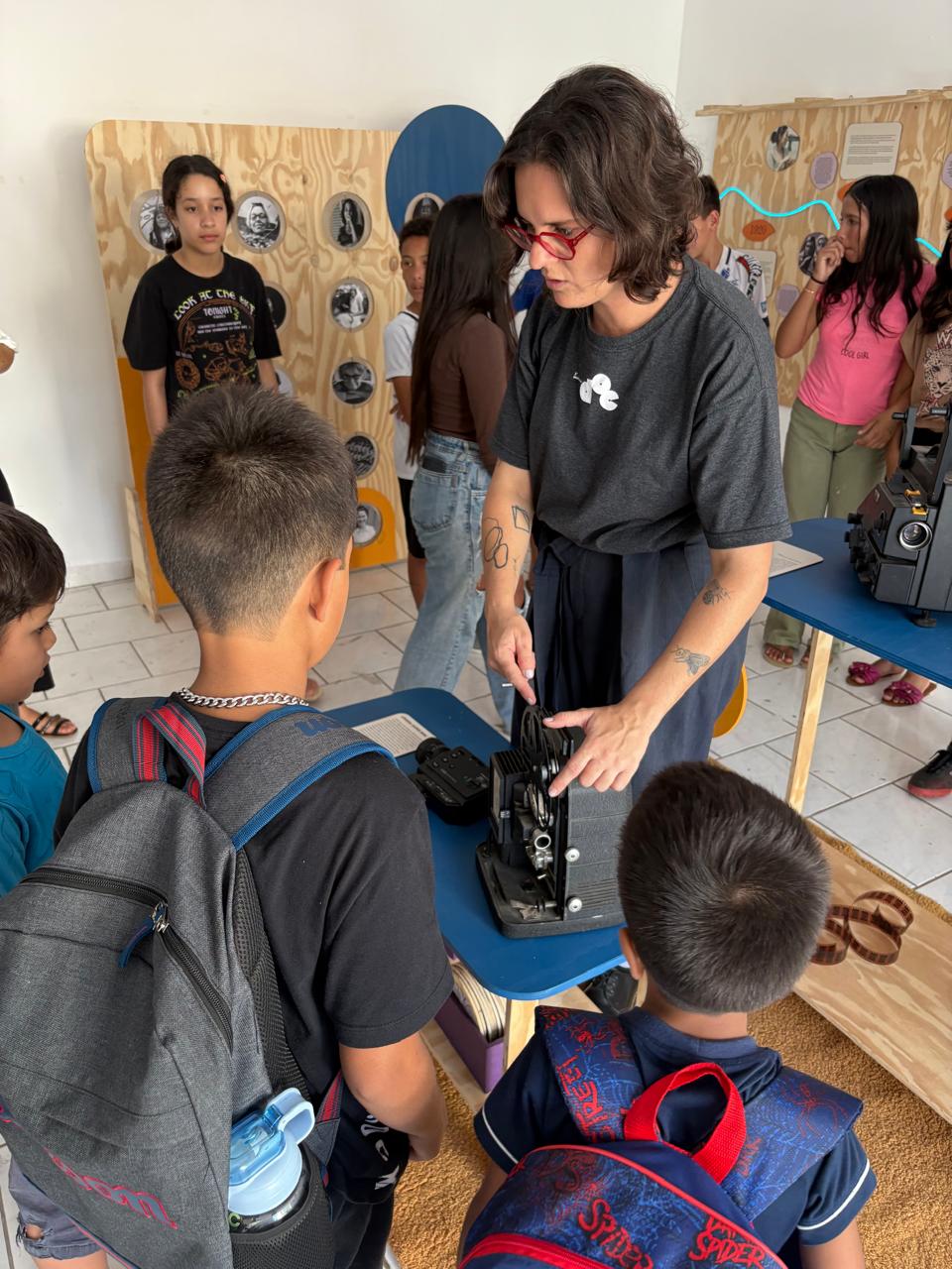 Crianças do Serviço de Convivência visitam exposição “Cinema Mulher” na Casa da Cultura 9 casacult4