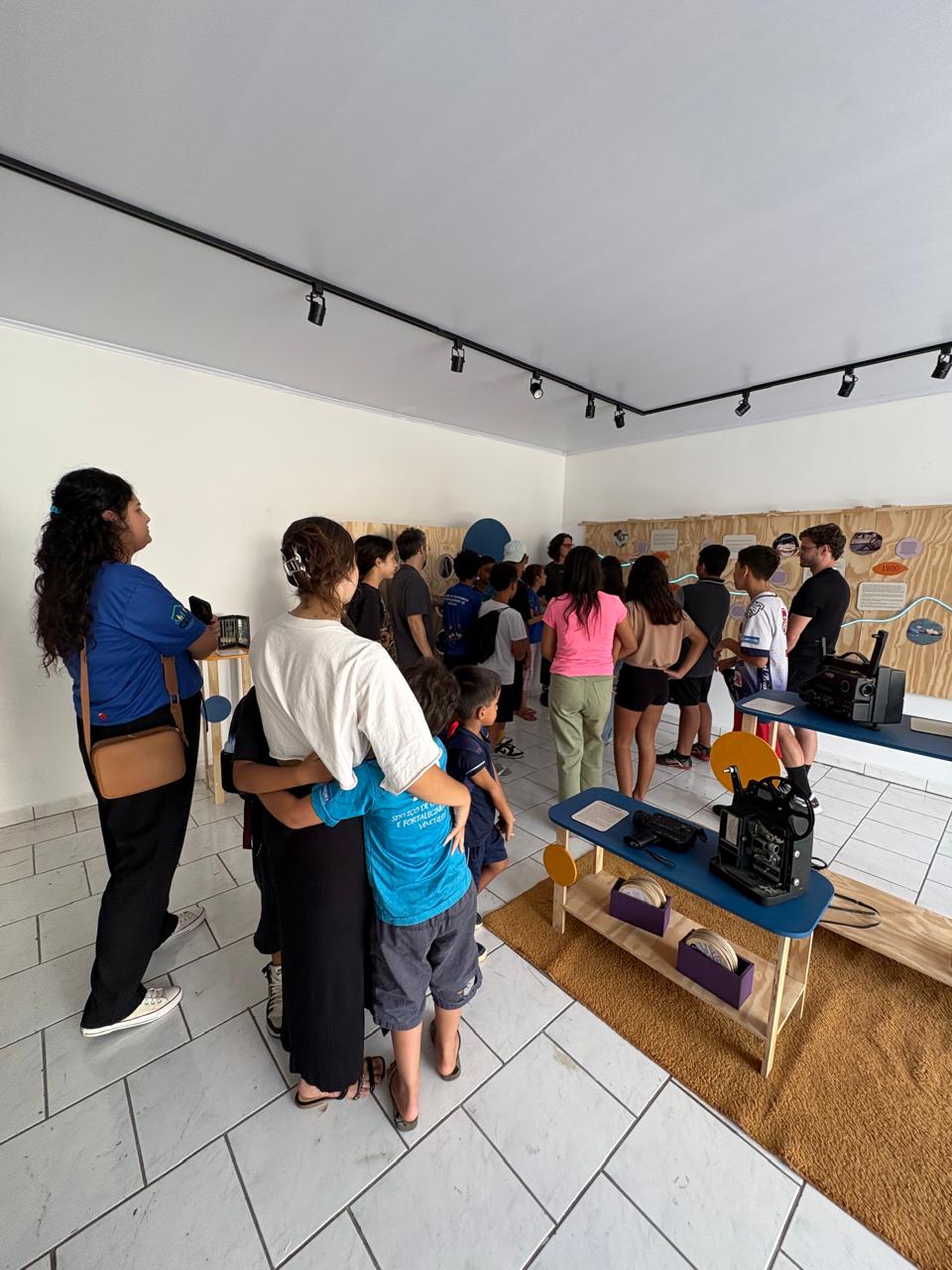 Crianças do Serviço de Convivência visitam exposição “Cinema Mulher” na Casa da Cultura 11 casacult6