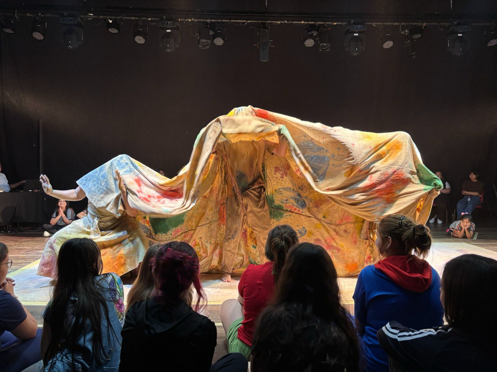 Projeto “Hoje a aula é no teatro” promove experiência cultural para mais de 3 mil estudantes de Joaçaba 9 teatro4