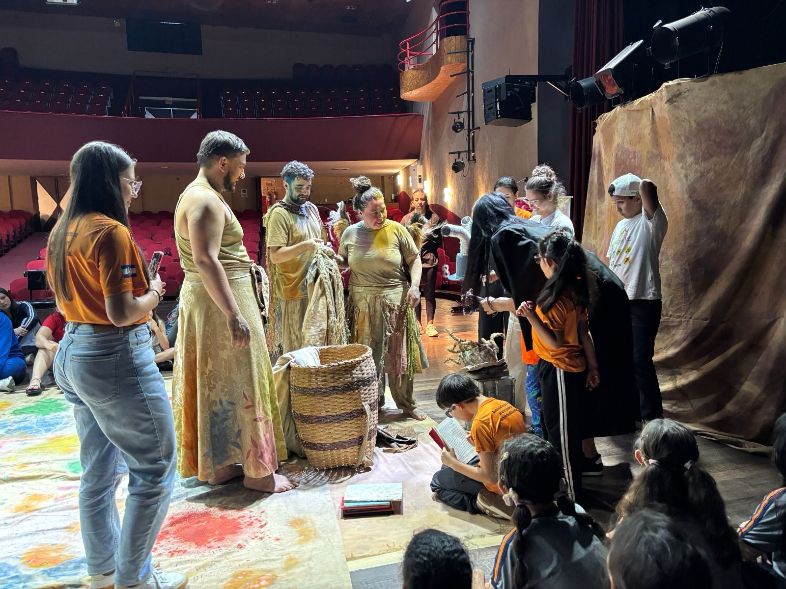 Projeto “Hoje a aula é no teatro” promove experiência cultural para mais de 3 mil estudantes de Joaçaba 10 teatro5