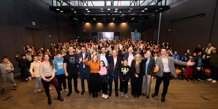Governador acompanha sessão de cinema educativo com alunos da rede pública no Sapiens Parque 1 cinema